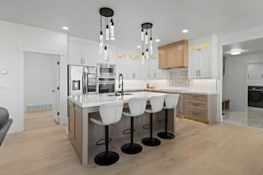 Een koelkast, een microgolfoven, een oven, een kookplaat