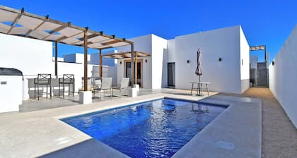 Desert Luxury Villa + Pool + Rooftop, Near Airport