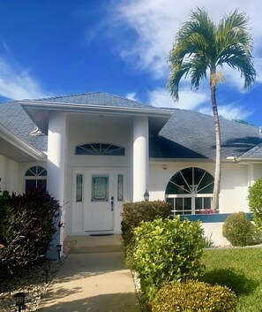 Exterior - Villa Caribbean is a 3 Bedroom / 3 Bathroom canal-front Villa designed for up to six guests (Cape Coral)