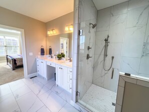 Hair dryer, towels, soap, shampoo - Nashville Oasis 4 Bed 3 Bath Home 30 MINUTES TO DOWNTOWN - 35 Nashville Airport (Pleasant View)