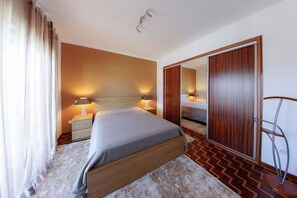 5 bedrooms, iron/ironing board, free WiFi, bed sheets - Wonderful Villa with a Private Swiming Pool (Febres)