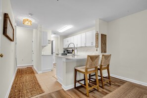 Private kitchen - Beautiful VIP  2/2.5 Townhome in the heart of Bluffton. Walk or bike to Town. (Bluffton)