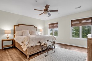 2 bedrooms, iron/ironing board, WiFi, bed sheets - Beautiful VIP  2/2.5 Townhome in the heart of Bluffton. Walk or bike to Town. (Bluffton)