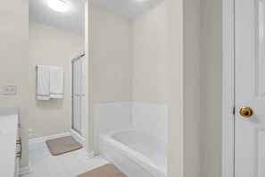 Hair dryer, towels, soap, toilet paper - Beautiful VIP  2/2.5 Townhome in the heart of Bluffton. Walk or bike to Town. (Bluffton)
