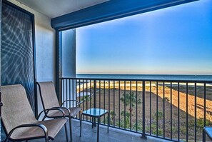 Property grounds - Oceanfront condo on the sand!  Awesome sunset views. Family friendly! (Clearwater)