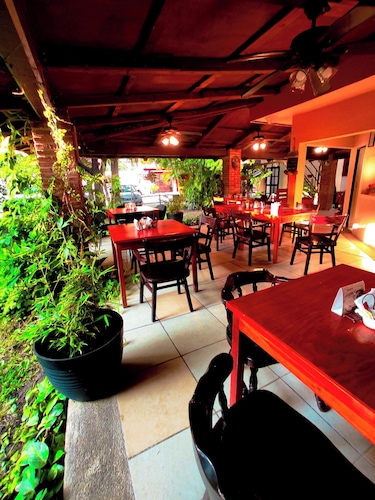 Hotel in Tuxtla with comfortable rooms and a family-friendly, pet-friendly.