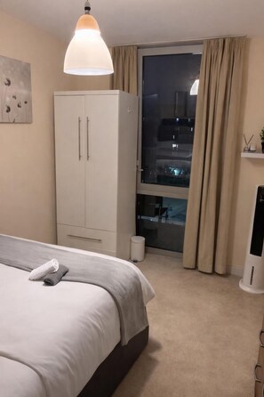 2 bedrooms, iron/ironing board, WiFi, bed sheets - Luxury 2BR Wembley Stadium | Parking + Balcony (Wembley)