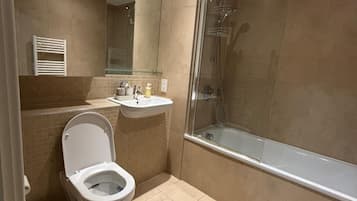 Hårføner, håndklær, såpe og toalettpapir