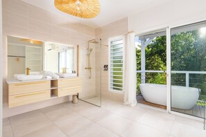 Shower, hair dryer, bidet, towels - Villa Andrea: where the Caribbean is lived with calm and elegance. (Case-Pilote)