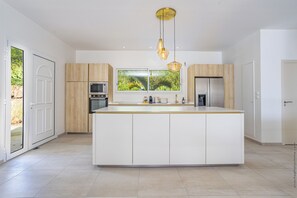 Coffee/tea maker, fridge, microwave, oven - Villa Andrea: where the Caribbean is lived with calm and elegance. (Case-Pilote)