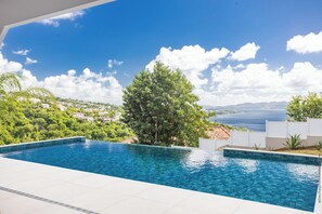 Outdoor pool - Villa Andrea: where the Caribbean is lived with calm and elegance. (Case-Pilote)