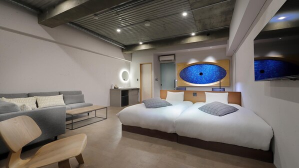 Une chambre d’hôtel moderne équipée d’un lit, d’un canapé et d’un bureau.