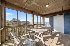 Outdoor dining - Sounds Good - Sound front home with stunning views and hot tub (Buxton)