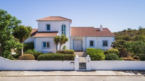 Exterior - A spacious three-floor villa perfect for relaxing with friends or family. (Estoi)