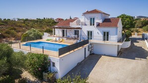 Exterior - A spacious three-floor villa perfect for relaxing with friends or family. (Estoi)