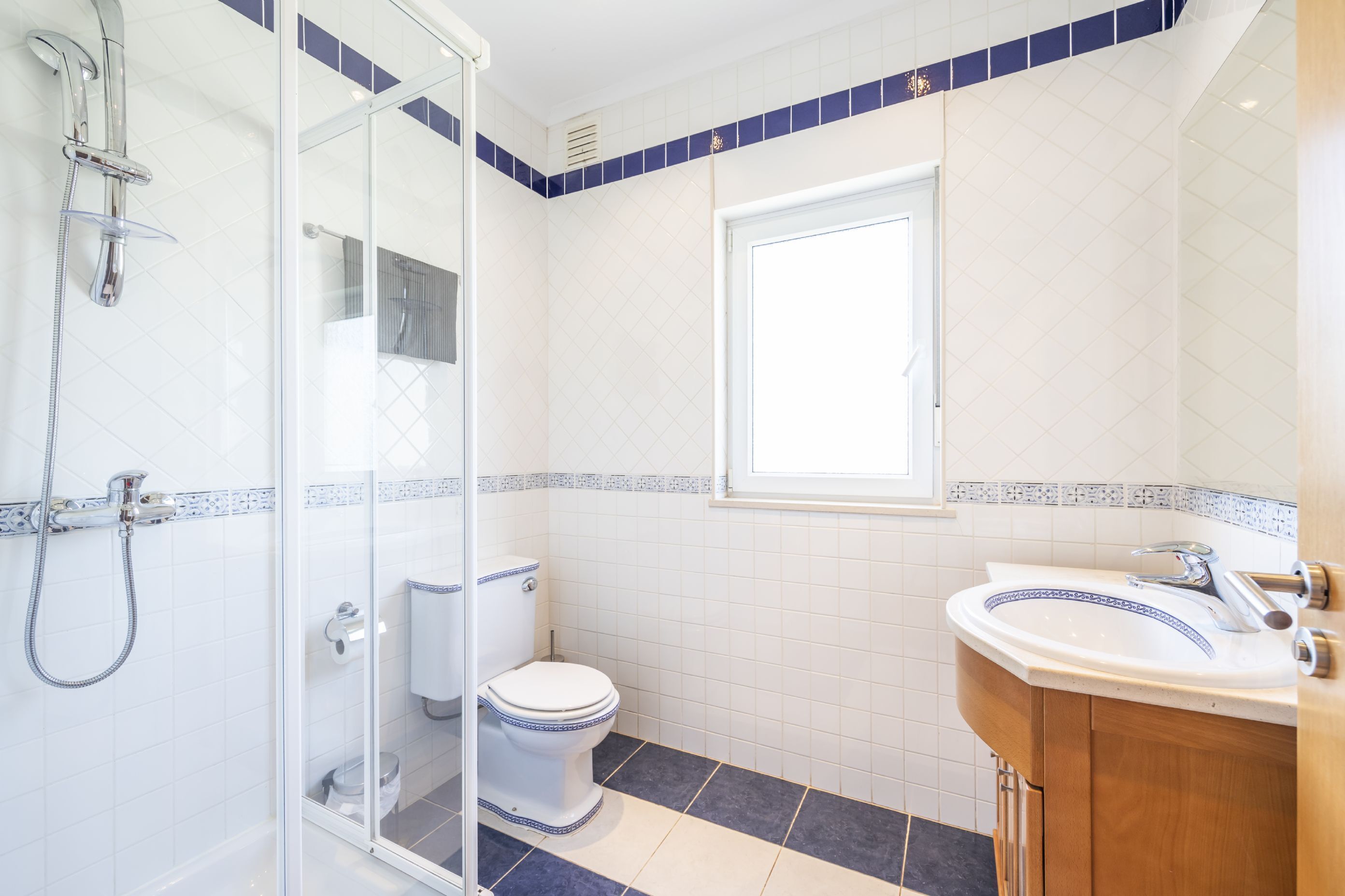 A Spacious Three-floor Villa Perfect For Relaxing With Friends Or Family. - Faro