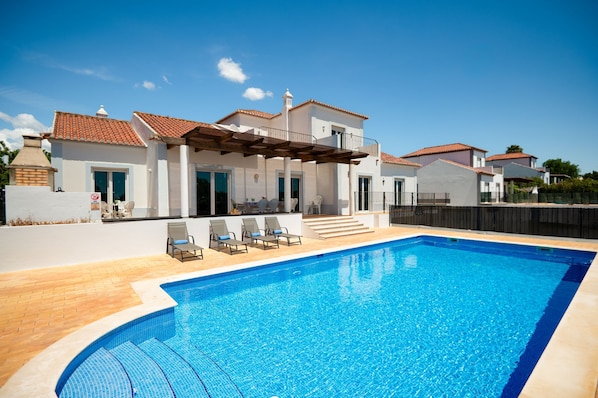 A heated pool - A spacious three-floor villa perfect for relaxing with friends or family. (Estoi)
