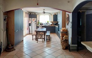 Fridge, microwave, oven, stovetop - Awesome home in Oraison with private swimming pool, can be inside or outside (Oraison)