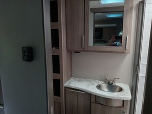Towels, toilet paper - Cozy 1-bedroom recreational vehicle in lovely Austin with AC (Austin)