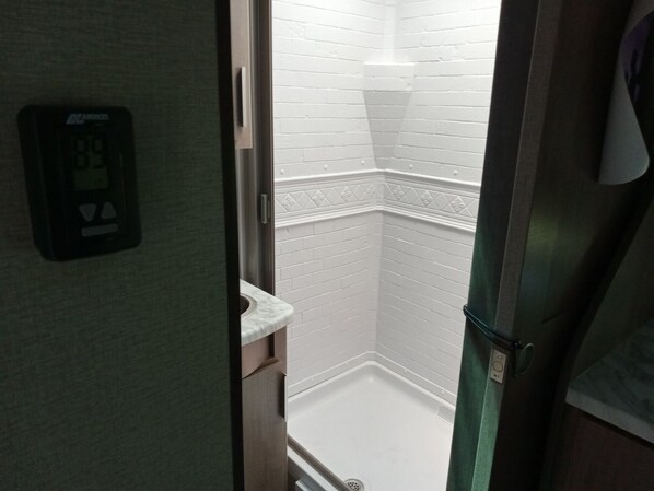 Towels, toilet paper - Cozy 1-bedroom recreational vehicle in lovely Austin with AC (Austin)