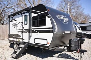 Property grounds - Cozy 1-bedroom recreational vehicle in lovely Austin with AC (Austin)