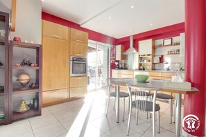 Fridge, microwave, oven, stovetop - La bastille - ARZAL - Gîte (ARZAL)