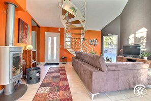 TV, fireplace, books - La bastille - ARZAL - Gîte (ARZAL)