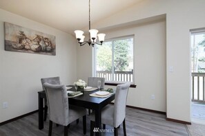 Dining - Serene 3-bedroom house perfect for relaxing stays in SeaTac, Burien, Seattle (SeaTac)