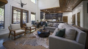 Smart TV, fireplace, video games, foosball - Swing, Games, EV, Hot Tub, Fire Pit, Black Diamond (Broken Bow)