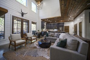 Smart TV, fireplace, video games, table football - Swing, Games, EV, Hot Tub, Fire Pit, Black Diamond (Broken Bow)