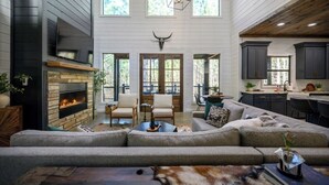Smart TV, fireplace, video games, foosball - Swing, Games, EV, Hot Tub, Fire Pit, Black Diamond (Broken Bow)