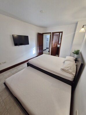 3 habitaciones, tabla de planchar con plancha, wifi y ropa de cama 