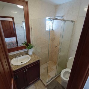 Shower, towels, soap, toilet paper - APARTMENT IN SANTA MARTA EL RODADERO LAURELES BUILDING 801 With ocean view (Gaira)