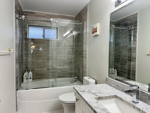 Een douche, een haardroger, handdoeken, zeep