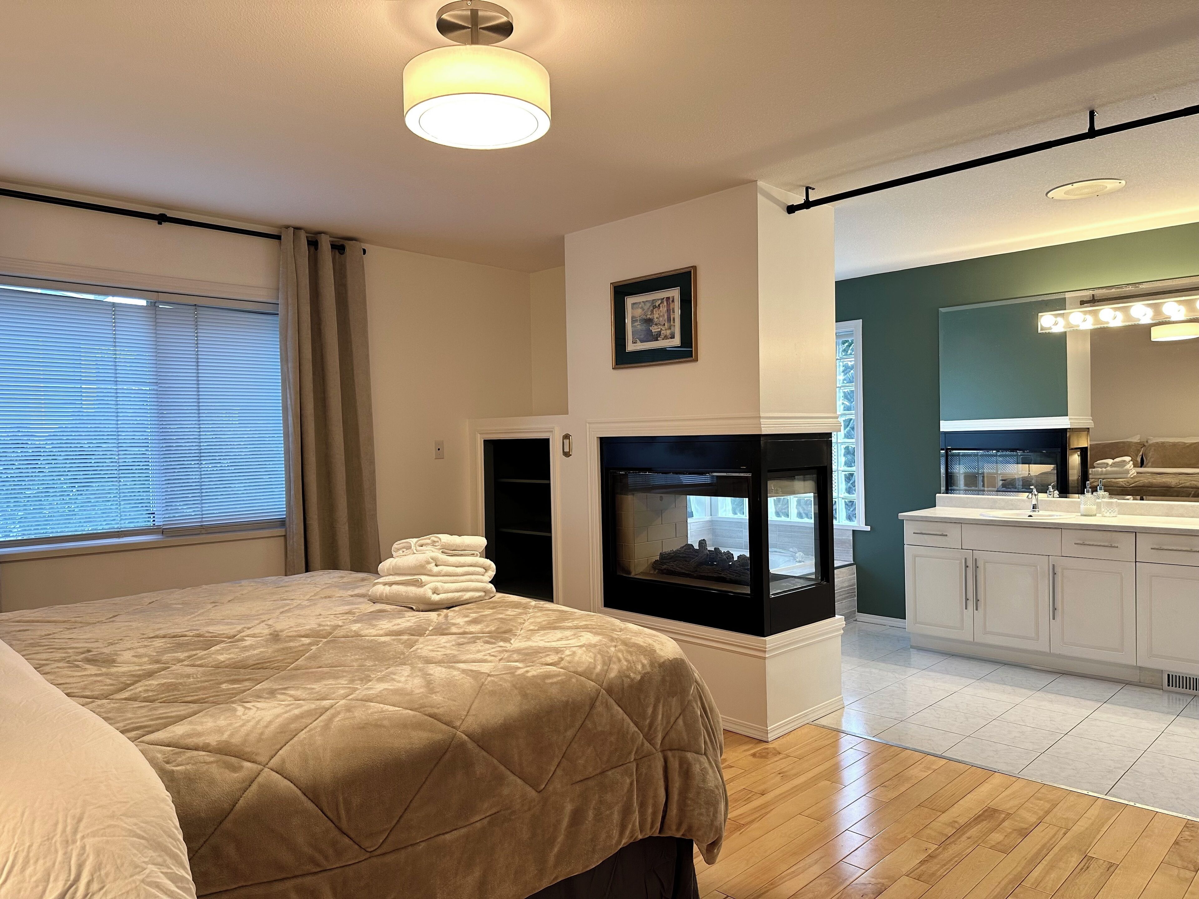 Een strijkplank/strijkijzer, wifi, beddengoed