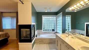 Een haardroger, handdoeken, zeep, toiletpapier