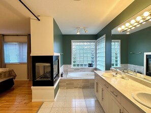 Een haardroger, handdoeken, zeep, toiletpapier