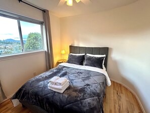 4 bedrooms, iron/ironing board, WiFi, bed sheets - Blueback Beach Family Stay Ocean View (Nanaimo)