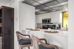 Frigorifero, microonde, forno, piano cottura