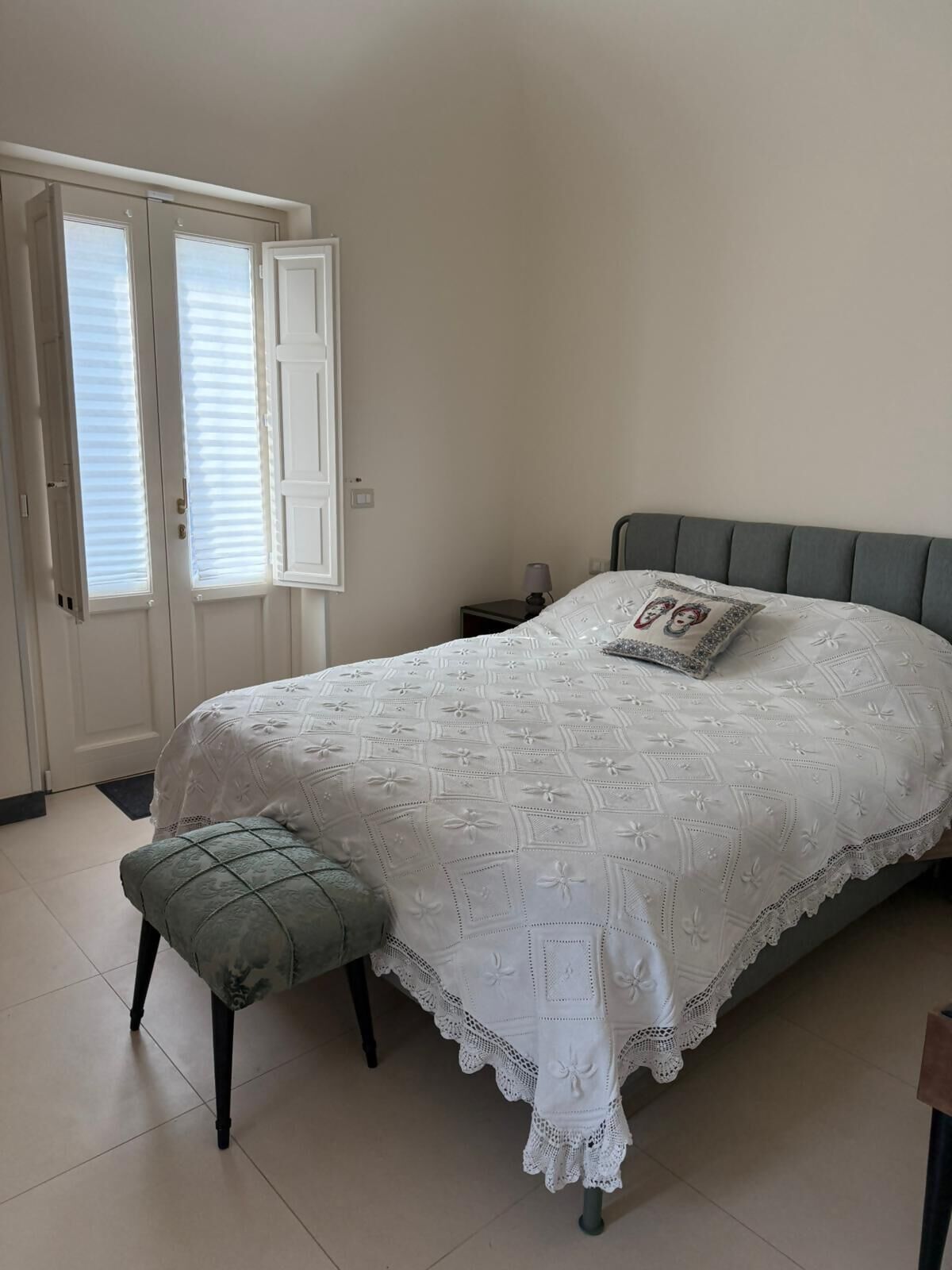 2 slaapkamers, een strijkplank/strijkijzer, reisbedje, gratis wifi