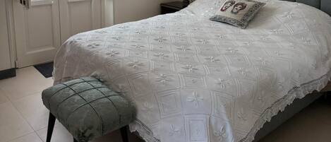 2 slaapkamers, een strijkplank/strijkijzer, reisbedje, gratis wifi