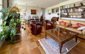 TV, fireplace - Amazing home in Fayence (Fayence)