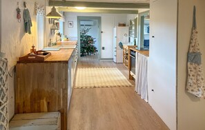 Frigorífic, placa de cuina, rentaplats i cafetera i tetera 