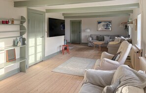 Fireplace - Amazing home in Humble with WiFi (Humble)