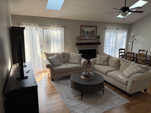 Spacious 4- bedroom 3-bath house in marvelous Carrboro, NC!!!