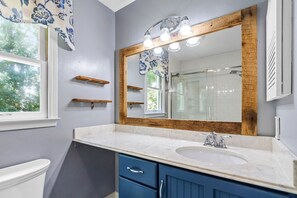 Douche, sèche-cheveux, serviettes fournies, savon