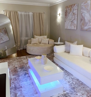 Smart TV - Stylish Furnished Private Milwaukee Apt - Close to Local Attractions (Milwaukee)