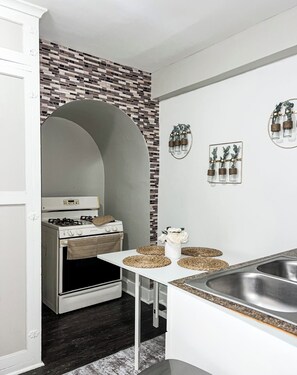 Private kitchen - Stylish Furnished Private Milwaukee Apt - Close to Local Attractions (Milwaukee)