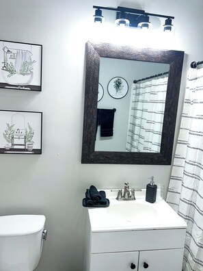 Bathroom - Stylish Furnished Private Milwaukee Apt - Close to Local Attractions (Milwaukee)