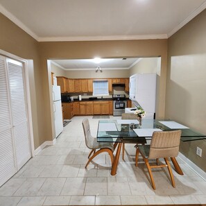 Private kitchen - Cozy 1-bedroom apartment in Mableton mins from downtown, Atl stadiums & airport (Mableton)